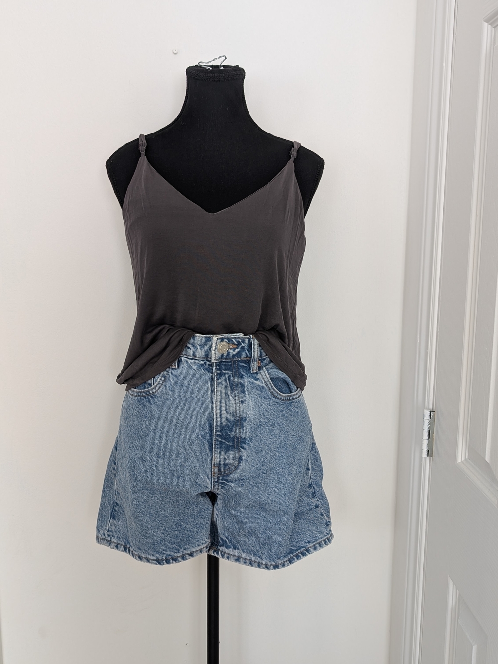 Simons ICONe V-Neck Cami in Charcoal Gray